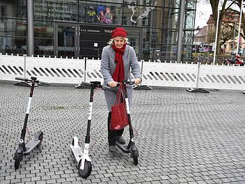 Einige Bamberger durften die E-Scooter am Samstag testen. Im kommenden Frühjahr kann jeder Bamberger die elektrischen Tretroller ausleihen.  Foto: Ronald Rinklef