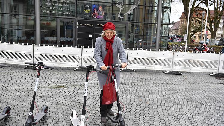 Einige Bamberger durften die E-Scooter am Samstag testen. Im kommenden Frühjahr kann jeder Bamberger die elektrischen Tretroller ausleihen.  Foto: Ronald Rinklef