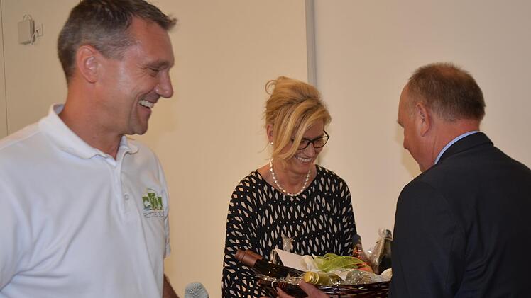 Für den Bayerischen Gemeindetag und die Bürgermeister der Landkreis-Kommunen dankten Ludwig Wahl und Ilse Dölle.  Fotos: B. Panzer