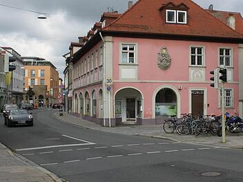 Ab heute geht's in der Oberen Königstraße an der Theuerstadt nur noch stadtauswärts. Hier werden bis 30. August Glasfaserkabel verlegt.S.Martin