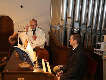 Pfarrer Zlatko Kidjemet segnet die Orgel; rechts der Organist Markus Kraus. Foto: Franz Galster