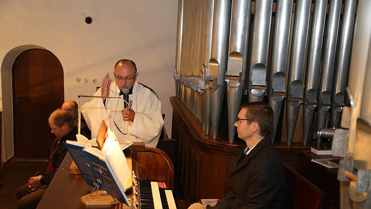 Pfarrer Zlatko Kidjemet segnet die Orgel; rechts der Organist Markus Kraus. Foto: Franz Galster