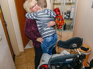 Vor dem Bandscheibenvorfall hat Christine H. ihren Sohn Max so vom Rollstuhl ins Bad bugsiert. Das geht jetzt nicht mehr.  Dringend brauchen die beiden eine barrierefreie Wohnung, nachdem  sie eine ideal  wegen der steilen Zufahrt nicht  nehmen konnten. Archivbild: Matthias Hoch