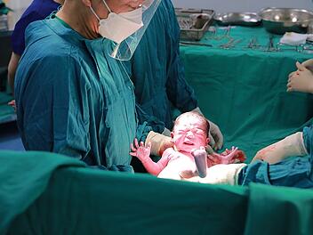 Viele Babys kommen per Kaiserschnitt auf die Welt.