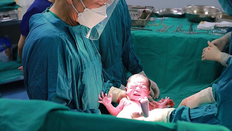 Viele Babys kommen per Kaiserschnitt auf die Welt.