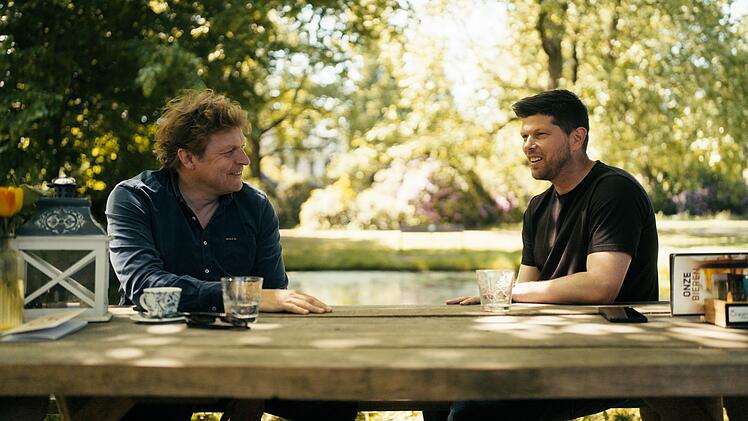Legentreffen in Holland: Youri Mulder (links) und Klaas-Jan Huntelaar pr&auml;gten die Geschichte der Schalker &uuml;ber viele Jahre. Mulder ist seit 2024 als Direktor Profifu&szlig;ball beim FC Schalke 04 t&auml;tig.
