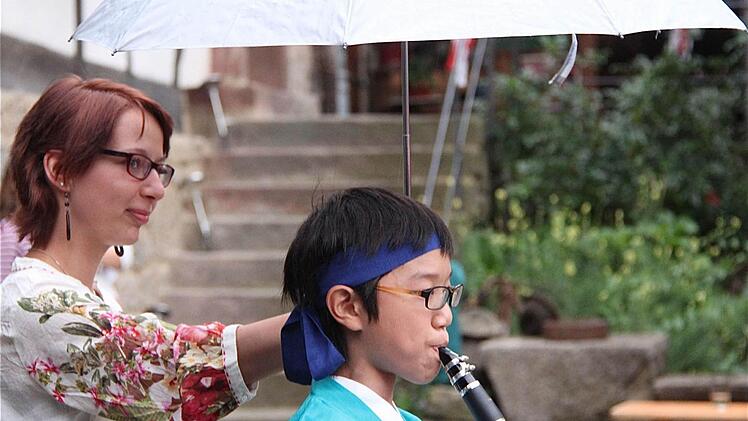 Regina Mützel bot spontan ihren Schirmschutz für die Solisten an, als es zu regnen begann.