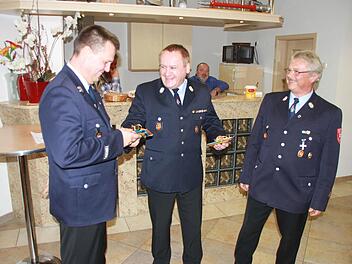 Thomas Schneider (l.) und Bernd Nitsche (r.) bekamen vom Vorsitzenden des Feuerwehrvereins, Frank Pfeifer, gratuliert.  Foto: Michael Busch