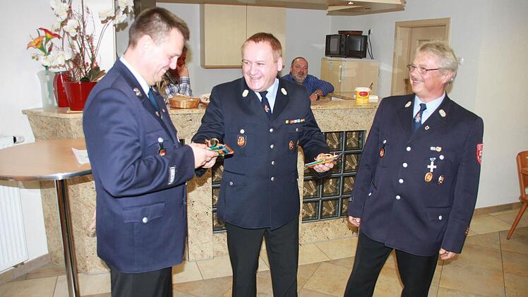 Thomas Schneider (l.) und Bernd Nitsche (r.) bekamen vom Vorsitzenden des Feuerwehrvereins, Frank Pfeifer, gratuliert.  Foto: Michael Busch