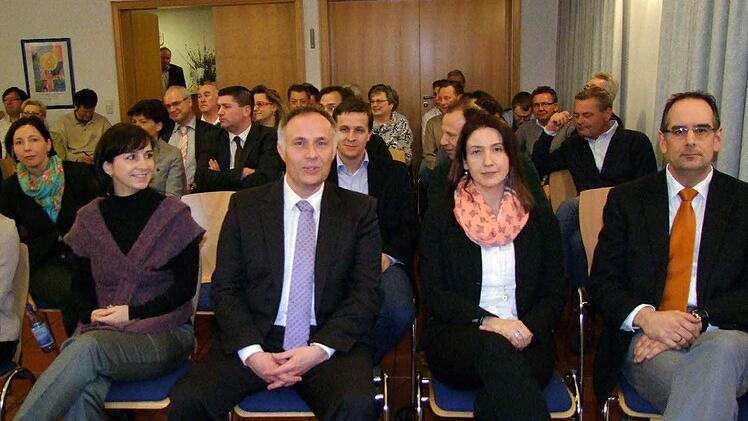 Im vollbesetzten Gemeindesaal warteten Annegret Rößner, Kandidat Harald Rößner, Claudia und Michael Rückel gespannt auf das Abstimmungsergebnis der Nominierungsversammlung für den Bürgermeister der Freien Wähler.  Foto: Berthold