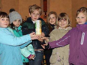 Die Spannung steigt: Lea Schneider aus Modlos (von links), Ramona Wehner vom Dreistelz, Joey Bingel aus Modlos, Nina Heller aus Modlos, Leonie Seel aus Weißenbach, Julia Schmitt aus Modlos und Danny Reith (nicht auf dem Bild) feiern am 5. Mai ihre Erstkommunion. Fotos: Ulrike Müller