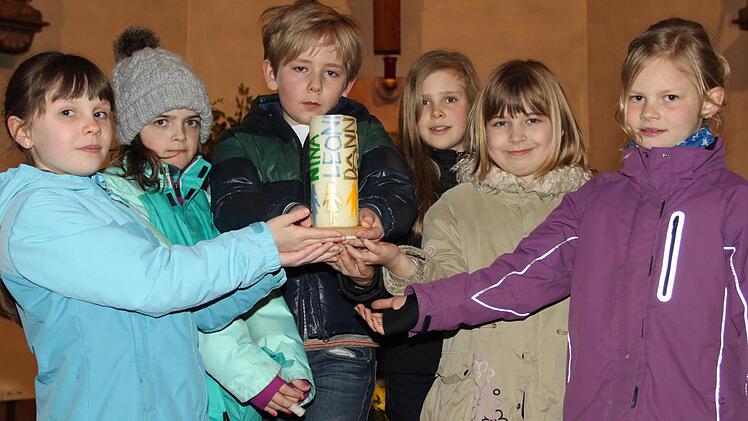 Die Spannung steigt: Lea Schneider aus Modlos (von links), Ramona Wehner vom Dreistelz, Joey Bingel aus Modlos, Nina Heller aus Modlos, Leonie Seel aus Weißenbach, Julia Schmitt aus Modlos und Danny Reith (nicht auf dem Bild) feiern am 5. Mai ihre Erstkommunion. Fotos: Ulrike Müller