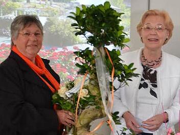 Zwei Gründungsmitglieder machen sich gegenseitig Mut zum Weitermachen nach 35 Jahren erfolgreicher Zusammenarbeit: Die Leiterin des Vormittagskreises, Elke Grötzner (links), und Mitgründerin Anneliese Geyer. In Dankbarkeit der jahrzehntelangen guten Zusammenarbeit überreichte Anneliese Geyer im Namen der Mitglieder einen kleinen Baum an Elke Grötzner. Foto: K.-H. Hofmann