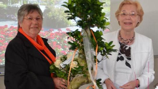 Zwei Gründungsmitglieder machen sich gegenseitig Mut zum Weitermachen nach 35 Jahren erfolgreicher Zusammenarbeit: Die Leiterin des Vormittagskreises, Elke Grötzner (links), und Mitgründerin Anneliese Geyer. In Dankbarkeit der jahrzehntelangen guten Zusammenarbeit überreichte Anneliese Geyer im Namen der Mitglieder einen kleinen Baum an Elke Grötzner. Foto: K.-H. Hofmann