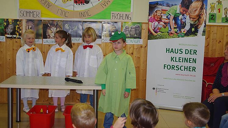 Die kleinen Forscher (von links): Katharina, Paulina, Hannah und Max stellten sich dem Publikum vor.