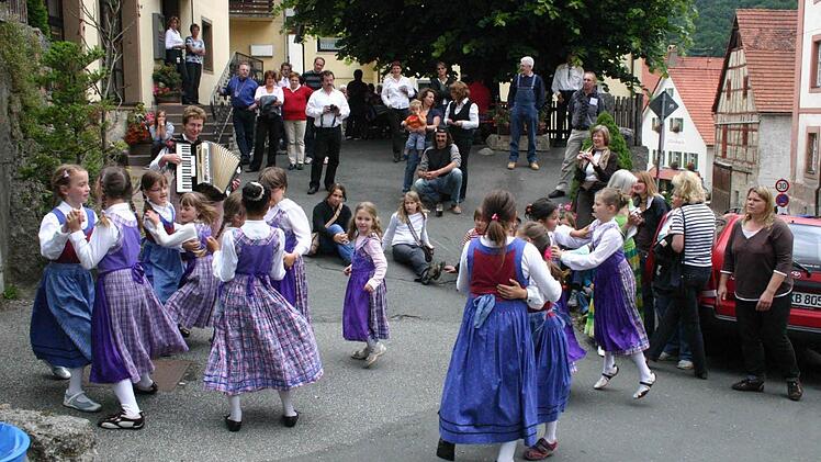 Mit der Eröffnung des Kulturweges 2008 (hier ein Bild der Feier der Jugendtanzgruppe am Marktplatz) wurde das Wanderwegenetz bereichert. Mit dem neu geplanten "Wasserweg" soll der gleiche Zweck erfüllt werden: Egloffstein soll für Gäste interessanter werden. Fotos: Löwisch