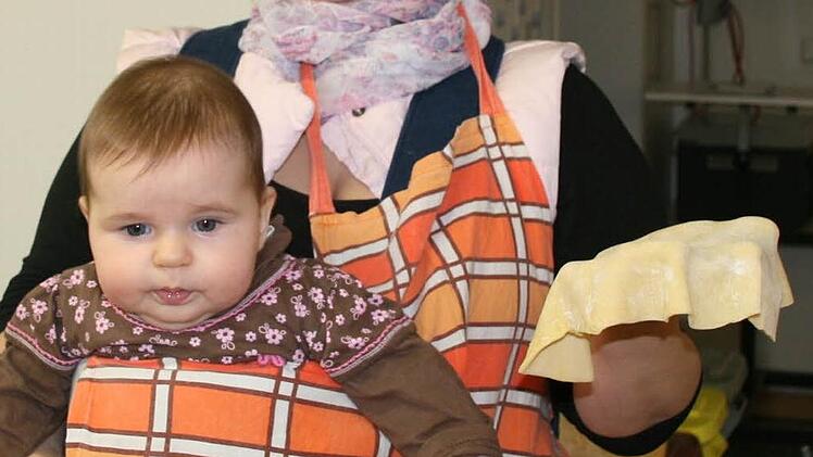 Frida ist die kleinste Kursteilnehmerin: Mama Maria Wallrapp hat sie zum Backkurs mitgebracht. Foto: Daniela Röllinger