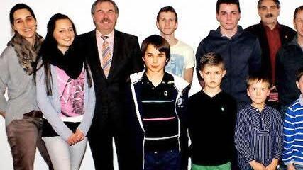 Als einziger Verein im Kreis bietet der TV Sand Geräteturnen und Gardetanzsport an. Bernhard Ruß gratulierte Anita Spanu und Lisa Marie Sarre (von links) sowie Geräteturnwart Burkhard Höhn (rechts).