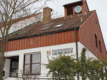 Zwei Kandidaten stehen zur Wahl: Bleibt Bernhard Seeberger Rathaus-Chef in Großenseebach? Oder muss er sein Büro für Carina Geist räumen?  Foto: Maria Leicht