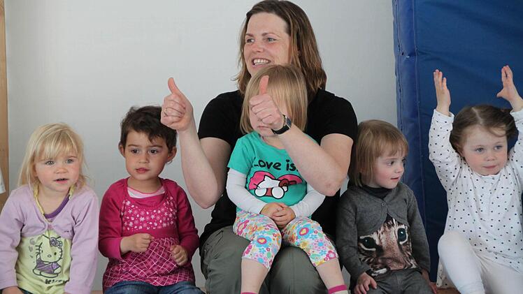 Die Kinder haben für Bürgermeister Johannes Wegner ein Bild gemalt. .Foto: Heike Beudert