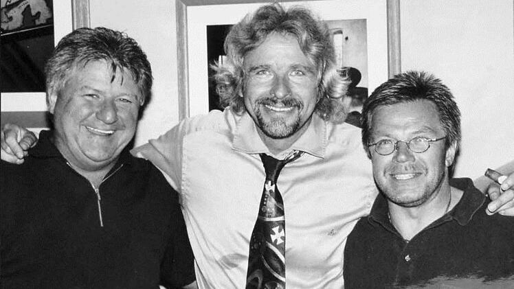 Das strahlen Otto Krug (links) und Günter Geuther (rechts), beide langjährige Gastwirte der "Alten Feuerwache": So einen prominenten Gast wie Thomas Gottschalk hat man nicht jeden Tag. In dem Lokal verkehrt der prominente Kulmbacher gern, wenn er sich in seiner Heimatstadt aufhält. In dem Lokal feierte auch seinen 50. Geburtstag. Foto: privat