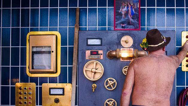 Der Bierbrauer Jürgen Hopf steht nur mit einer Schürze bekleidet im Sudhaus der Lang-Bräu Brauerei.  Foto: Nicolas Armer/dpa