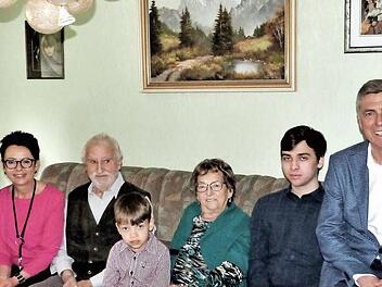 Unser Bild zeigt Christian Rieß (Sechster von rechts) mit seiner Familie und den Gratulanten. Foto: Werner Reißaus