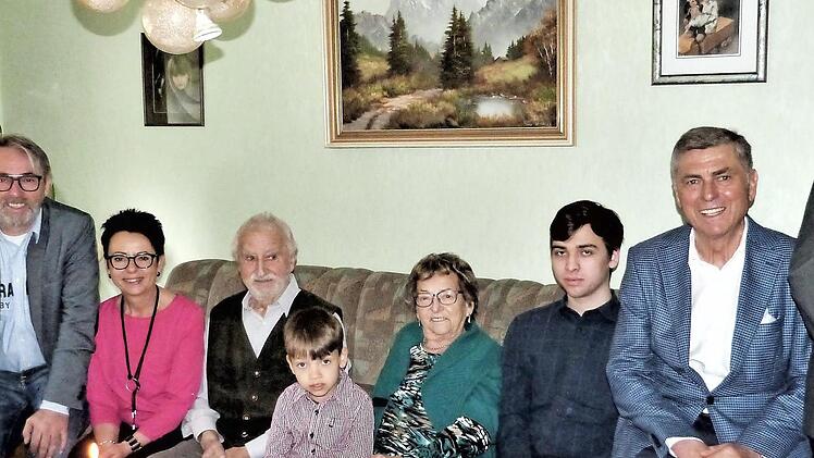 Unser Bild zeigt Christian Rieß (Sechster von rechts) mit seiner Familie und den Gratulanten. Foto: Werner Reißaus