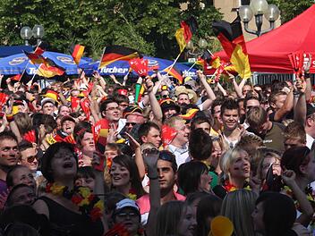 2010 wurde der Paradeplatz zur WM-Fanmeile. Das Rudel-Gucken lebt heuer nur zum Anstattfest  wieder auf. Ansonsten locken noch mehrere Wirtschaften in Forchheim mit WM-Übertragungen. Foto: Pauline Lindner/Archiv