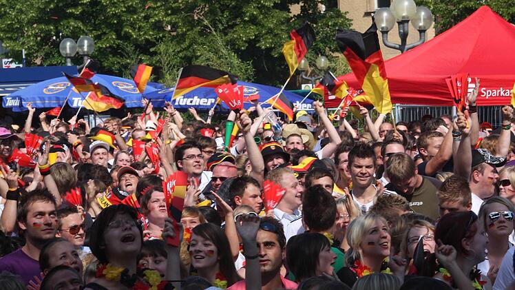 2010 wurde der Paradeplatz zur WM-Fanmeile. Das Rudel-Gucken lebt heuer nur zum Anstattfest  wieder auf. Ansonsten locken noch mehrere Wirtschaften in Forchheim mit WM-Übertragungen. Foto: Pauline Lindner/Archiv