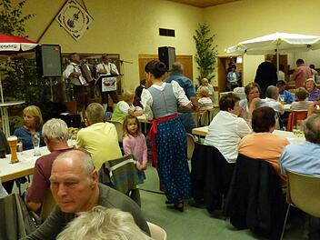 Viel Leben im Radlerheim: In Schorkendorf wird am Wochenende kulinarisch Kirchweih gefeiert. Foto: privat