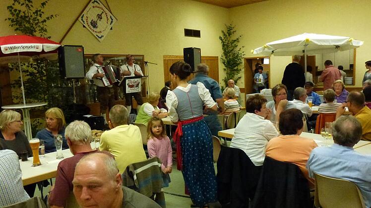 Viel Leben im Radlerheim: In Schorkendorf wird am Wochenende kulinarisch Kirchweih gefeiert. Foto: privat