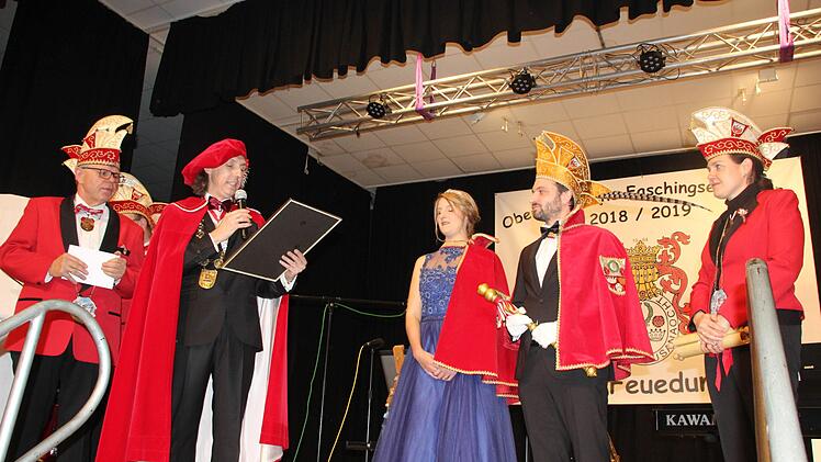 Bei der Vorstellung des neuen Prinzenpaars (von links): Sitzungspr&auml;sident Georg L&ouml;ffler, Gro&szlig;meyster Sigi Mayer, das Prinzenpaar Karolin I. und Basti I. sowie Kanzlerin Dana Hecker-Kirchbach.  Foto: Friedwald Schedel