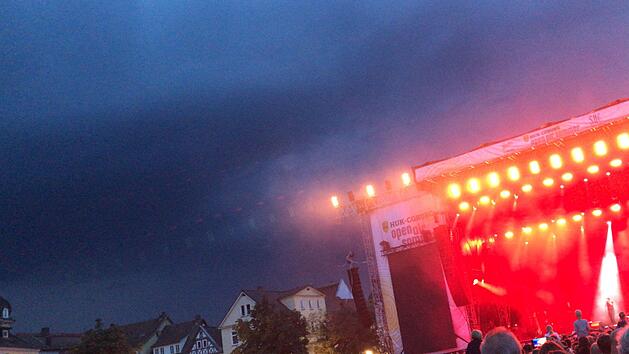 Da braut sich was zusammen: Gegen 20.30 Uhr wurde es auf dem Schlossplatz so d&uuml;ster und regnerisch, dass Patrick Kelly mitsamt Band die B&uuml;hne verlassen musste. Foto: Cindy D&ouml;tschel