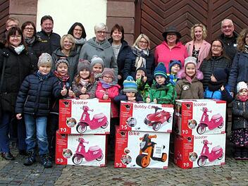 Groß war die Freude bei der Übergabe von Geschenken durch die Gebietsverkehrswacht Hammelburg an Kindertageseinrichtungen im ehemaligen Landkreis Hammelburg. Die Mädchen und Jungen hätten die Spiel- und Fahrgeräte am liebsten sofort ausgepackt und benutzt. Das Bild zeigt den erwartungsvollen Nachwuchs mit einigen Geschenken und  Erzieherinnen, Eltern und  Verantwortliche der Verkehrswacht Hammelburg.Ralf Peter