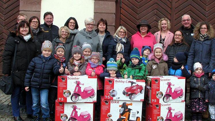 Groß war die Freude bei der Übergabe von Geschenken durch die Gebietsverkehrswacht Hammelburg an Kindertageseinrichtungen im ehemaligen Landkreis Hammelburg. Die Mädchen und Jungen hätten die Spiel- und Fahrgeräte am liebsten sofort ausgepackt und benutzt. Das Bild zeigt den erwartungsvollen Nachwuchs mit einigen Geschenken und  Erzieherinnen, Eltern und  Verantwortliche der Verkehrswacht Hammelburg.Ralf Peter