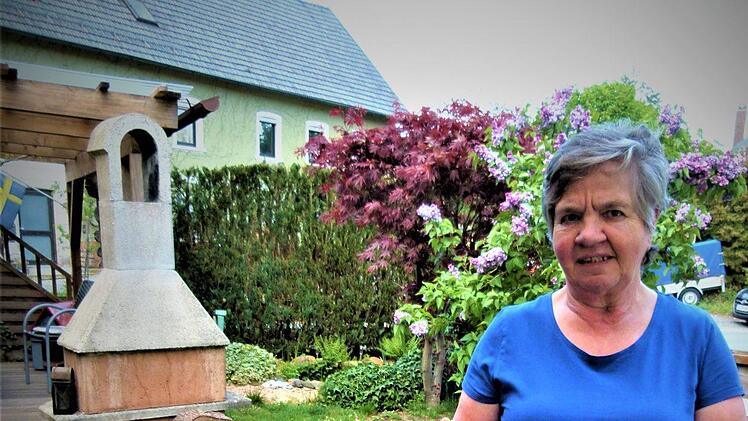 Rosemarie Kintzel (70), hier mit einer fertigen Maske, ist wie Ingrid Wachsmann gelernte Näherin. Beide gelten als die Näh-Profis in der "Seer Nähstube". Foto: Werner Reißaus