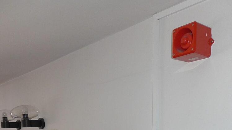 Neben automatischen Brandmeldern werden auch Handauslöser und Signalgeber zur Warnung der Menschen im riesigen, verwinkelten Langheimer Amtshof die neue Brandmeldeanlage ergänzen. Holger Peilnsteiner