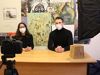 Auf der Facebookseite der Stadtbibliothek Bad Brückenau gibt es ab sofort einen regelmäßigen Vlog mit Michaela Queck und Jan Marberg. Foto: Julia Raab