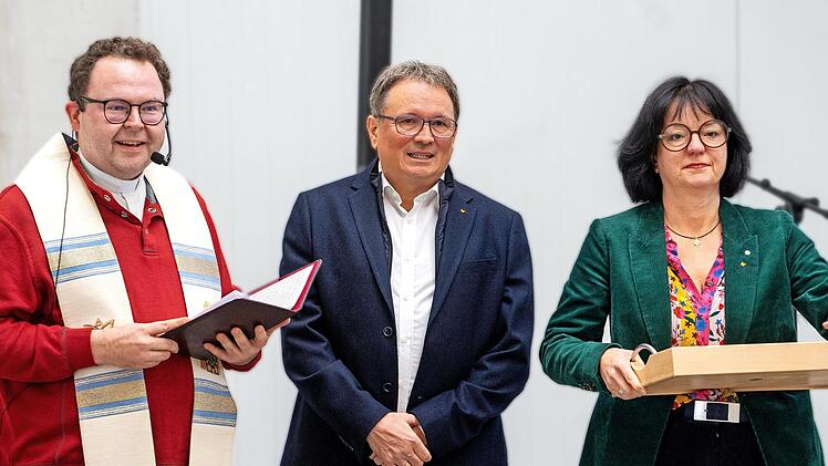 Bei der Segnung der Christopherus-Plaketten (v. l.): Pfarrvikar Christian Wohlfahrt, Elmar Singer und Daniela Singer.