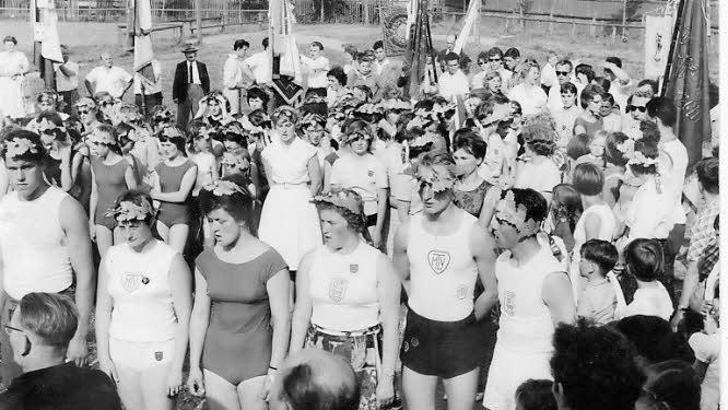 Turnerlied und Lorbeerkranz: Das waren Rituale, die zur damaligen Zeit jeder Turner kannte. Mittendrin: Maria Spitlbauer, heute Stahl.