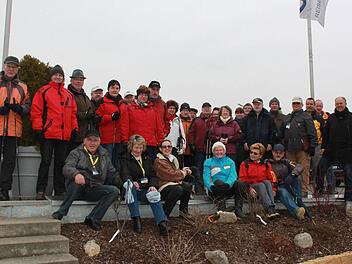 Unter den rund 100 Teilnehmern der Auftaktveranstaltung waren 50 Wohnmobilisten. Rechts vorne Organisator Heinz Dietz. Foto: Katharina Becht