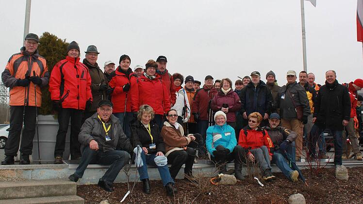 Unter den rund 100 Teilnehmern der Auftaktveranstaltung waren 50 Wohnmobilisten. Rechts vorne Organisator Heinz Dietz. Foto: Katharina Becht
