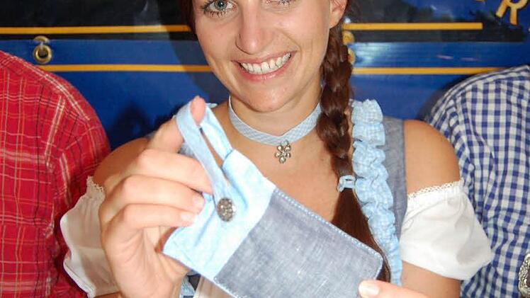 Zum Dirndl bekam Sabrina Lang auch gleich noch das passende Handy-Täschchen.