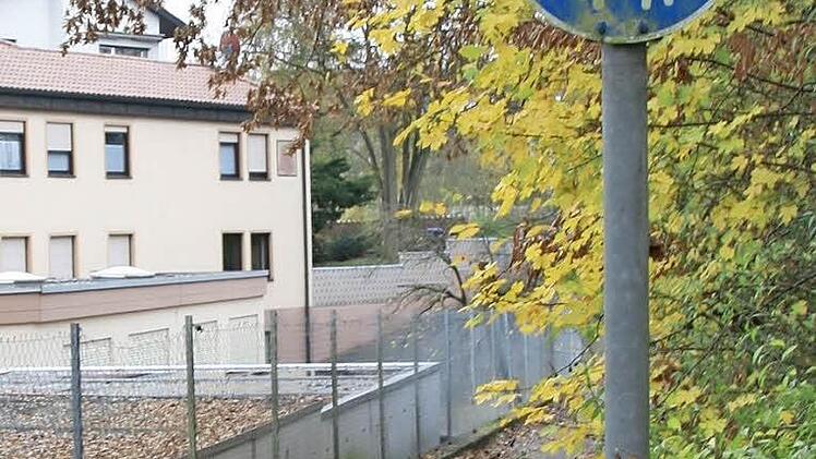 Weder genutzt, noch gepflegt: Der Fußgängerweg zur Unterführung unter der B 286 hindurch ist den Fußgängern offenbar zu weit.