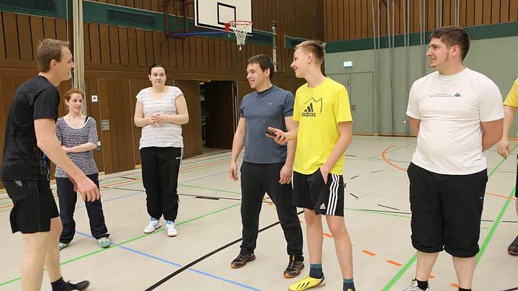Teambesprechung - von links: Lukas Theuer, Anna Henkel, Linda Müller, Markus Rupprecht, Jakob Theuer und André Leckelt. Foto: Barbara Herbst