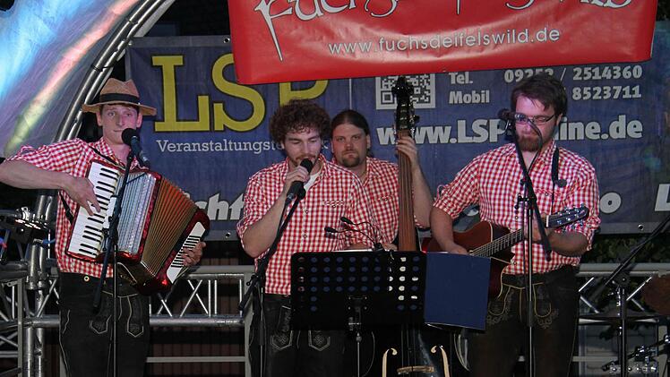 Die Band "Fuchsdeufelswild" sorgte bei der Eröffnungsfeier von "Stammbach leuchtet" für musikalische Unterhaltung.