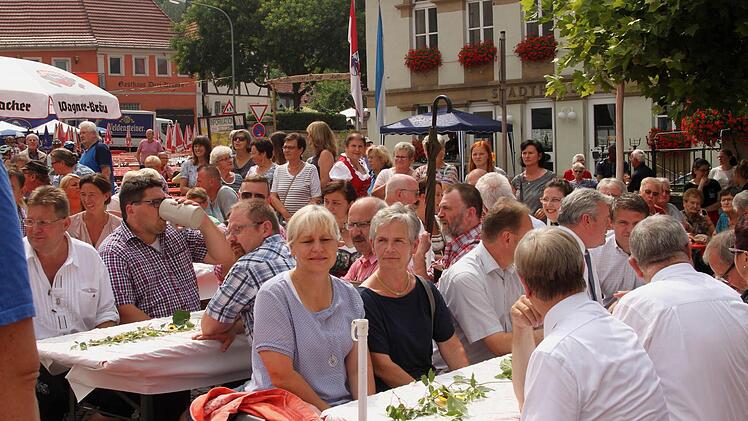Die Zuschauer genossen das schöne Wetter und das gute Bier.