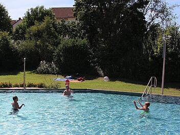 Ballsport im kühlen Wasser: Spaß für Jung und Alt im MärchenbadFoto: Christian Dreßel