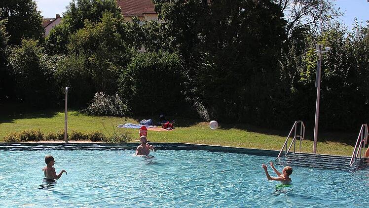 Ballsport im kühlen Wasser: Spaß für Jung und Alt im MärchenbadFoto: Christian Dreßel